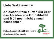 Hinweisschild des Landesbetriebes Forst Brandenburg: Grünabfälle bitte nicht im Wald abladen.